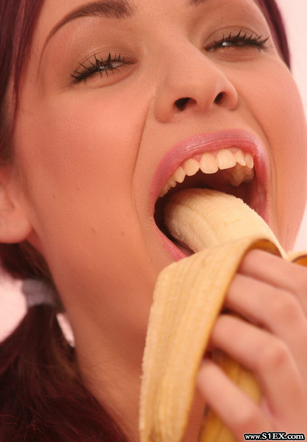 Lévai Adrienn playmate banánnal mutatja meg szopás tudását