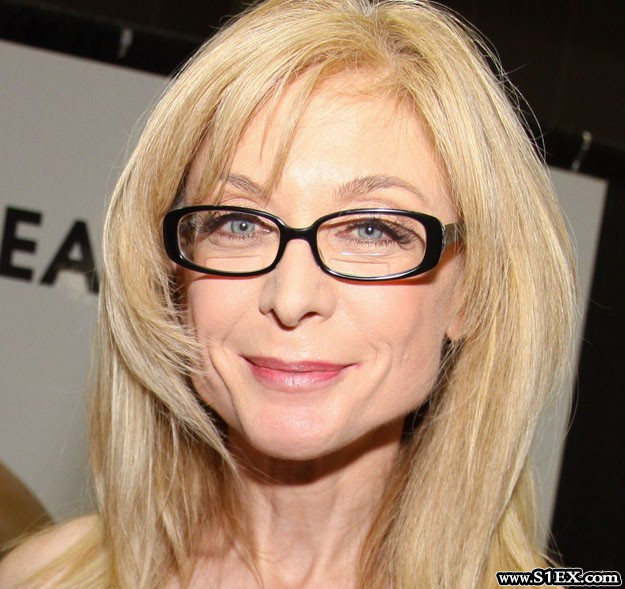 Nina Hartley nyelvleckéje a puncinyalásról – videó