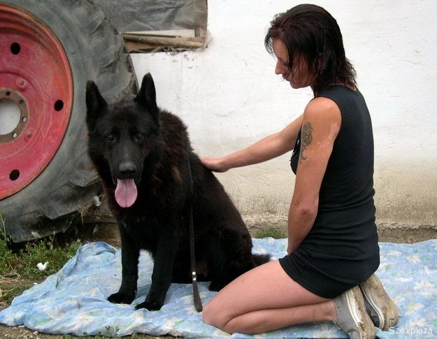 Állatszex, tanyasi lány a kutyájával szexel